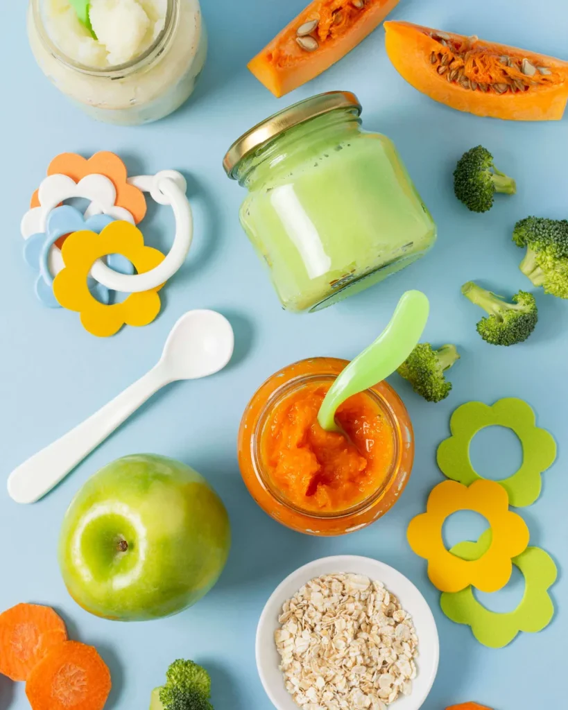 Purées de légumes et de fruits pour bébé, avec des accessoires pour l'alimentation des jeunes enfants